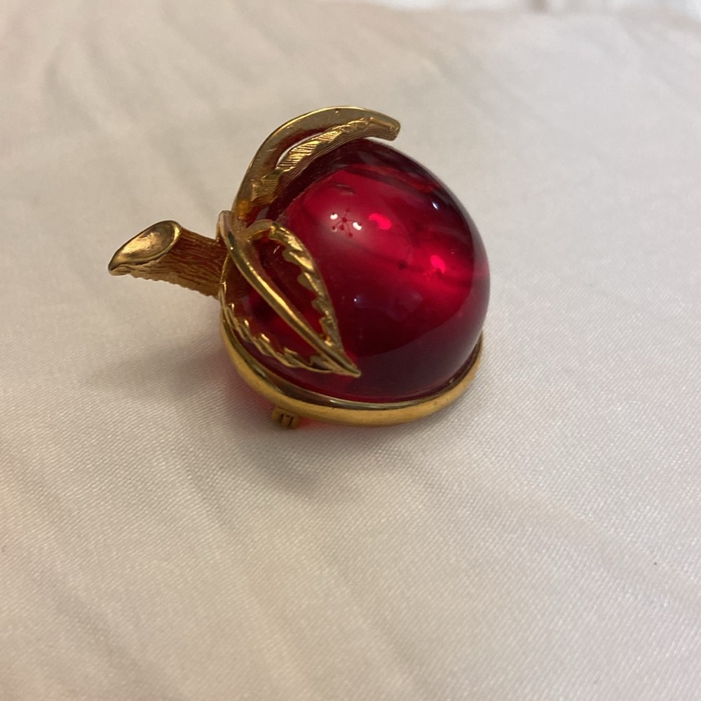 Vintage Sarah Coventry Brooch Apple Cherry Pink Lucite Pin Brooch - Picture 3 of 6